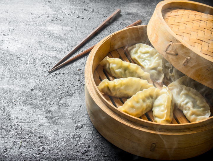 High-quality bamboo steamer baskets for gyoza, dumplings, dim sum, vegetables, and fish